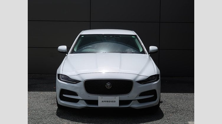 2019 認定中古車 Jaguar XE ユーロンホワイト P250 RWD AUTOMATIC 4 door Saloon S