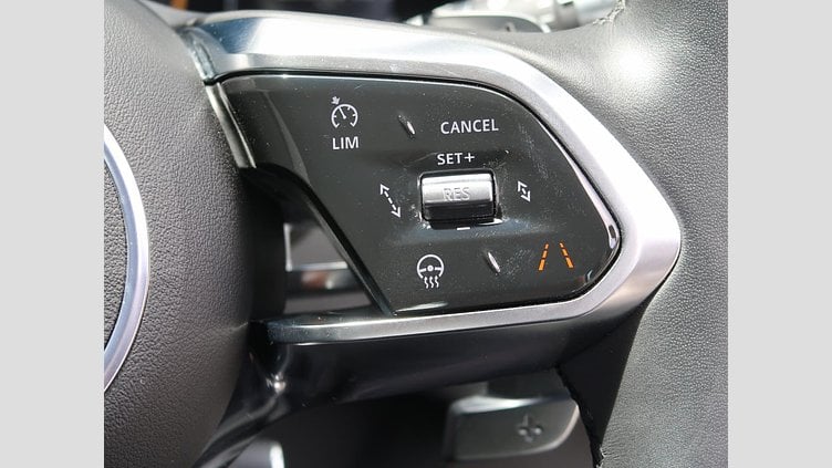 2019 認定中古車 Jaguar XE ユーロンホワイト P250 RWD AUTOMATIC 4 door Saloon S