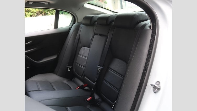 2019 認定中古車 Jaguar XE ユーロンホワイト P250 RWD AUTOMATIC 4 door Saloon S