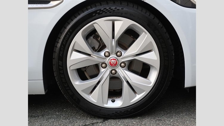 2019 認定中古車 Jaguar XE ユーロンホワイト P250 RWD AUTOMATIC 4 door Saloon S