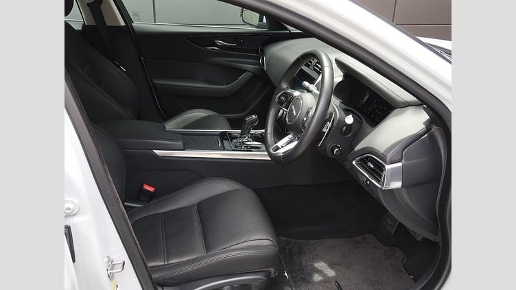 2019 認定中古車 Jaguar XE ユーロンホワイト P250 RWD AUTOMATIC 4 door Saloon S
