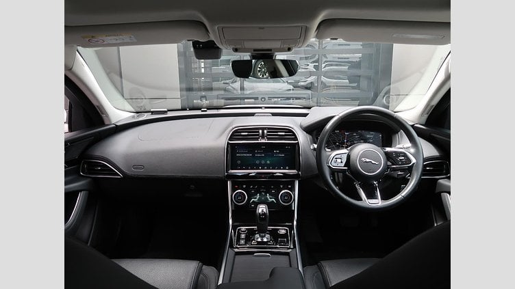 2019 認定中古車 Jaguar XE ユーロンホワイト P250 RWD AUTOMATIC 4 door Saloon S