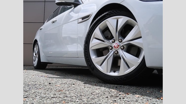 2019 認定中古車 Jaguar XE ユーロンホワイト P250 RWD AUTOMATIC 4 door Saloon S