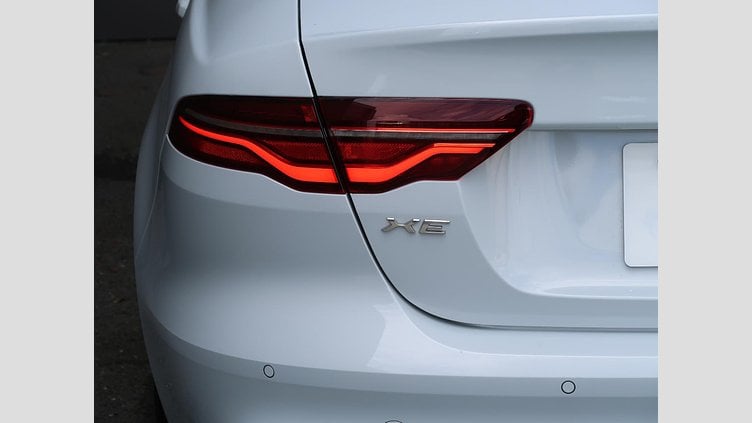 2019 認定中古車 Jaguar XE ユーロンホワイト P250 RWD AUTOMATIC 4 door Saloon S