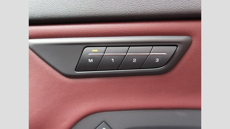 2024 認定中古車 Jaguar E-Pace サントリーニブラック D200マイルドハイブリッド（ディーゼル） R-DYNAMIC SE