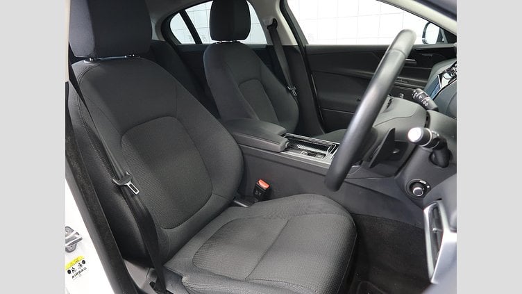 2017 認定中古車 Jaguar XE Fuji White 180PS
 ピュア
