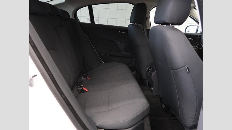 2017 認定中古車 Jaguar XE Fuji White 180PS
 ピュア