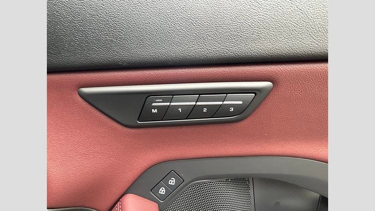 2024 認定中古車 Jaguar E-Pace サントリーニブラック D200（ディーゼル） R-DYNAMIC SE