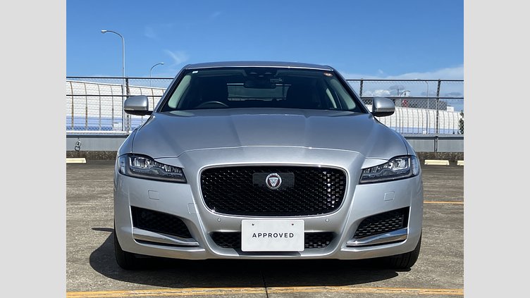 2018 認定中古車 Jaguar XF Indus Silver インジニウム2.0リッター4気筒250PSターボチャージドガソリンエンジン(オートマチック)  プレステージ