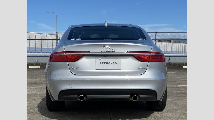 2018 認定中古車 Jaguar XF Indus Silver インジニウム2.0リッター4気筒250PSターボチャージドガソリンエンジン(オートマチック)  プレステージ