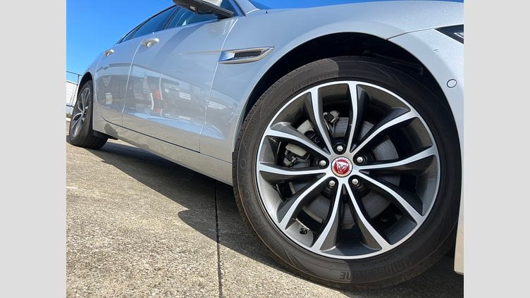2018 認定中古車 Jaguar XF Indus Silver インジニウム2.0リッター4気筒250PSターボチャージドガソリンエンジン(オートマチック)  プレステージ