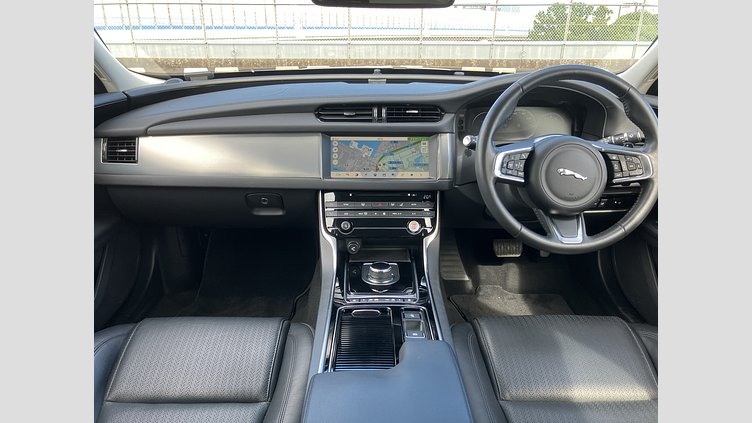 2018 認定中古車 Jaguar XF Indus Silver インジニウム2.0リッター4気筒250PSターボチャージドガソリンエンジン(オートマチック)  プレステージ