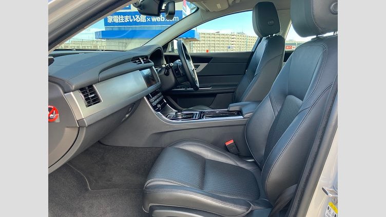 2018 認定中古車 Jaguar XF Indus Silver インジニウム2.0リッター4気筒250PSターボチャージドガソリンエンジン(オートマチック)  プレステージ