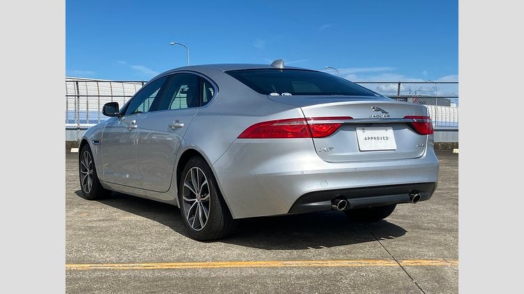 2018 認定中古車 Jaguar XF Indus Silver インジニウム2.0リッター4気筒250PSターボチャージドガソリンエンジン(オートマチック)  プレステージ