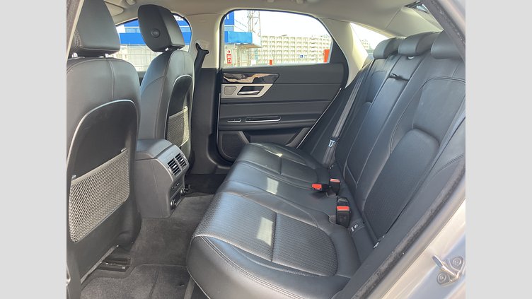 2018 認定中古車 Jaguar XF Indus Silver インジニウム2.0リッター4気筒250PSターボチャージドガソリンエンジン(オートマチック)  プレステージ
