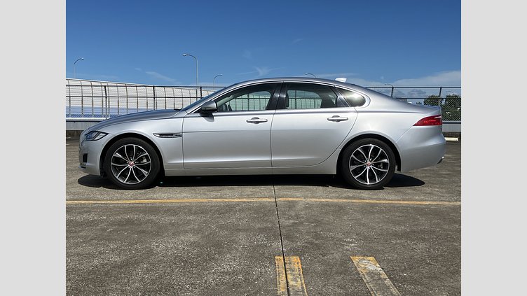 2018 認定中古車 Jaguar XF Indus Silver インジニウム2.0リッター4気筒250PSターボチャージドガソリンエンジン(オートマチック)  プレステージ