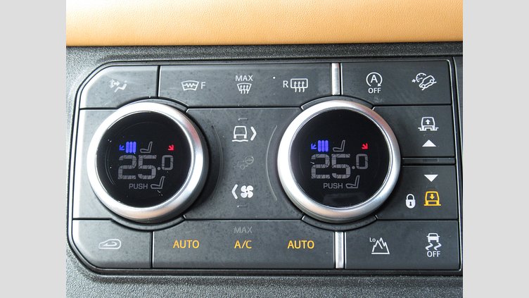 2022 認定中古車 Land Rover Defender 110 サントリーニブラック D300 AWD（AT） X