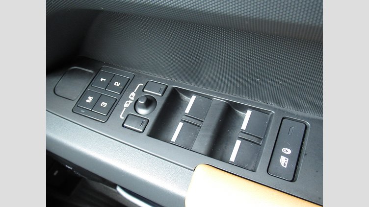 2022 認定中古車 Land Rover Defender 110 サントリーニブラック D300 AWD（AT） X