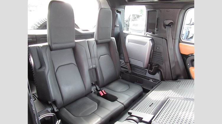 2022 認定中古車 Land Rover Defender 110 サントリーニブラック D300 AWD（AT） X