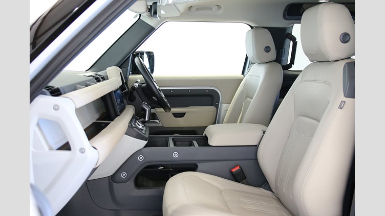 2021 認定中古車 Land Rover Defender 90 ハクバシルバー P300 AWD（AT） SE