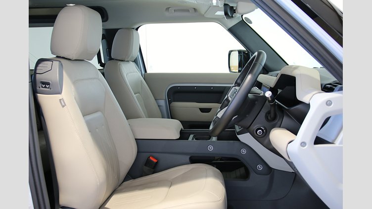 2021 認定中古車 Land Rover Defender 90 ハクバシルバー P300 AWD（AT） SE