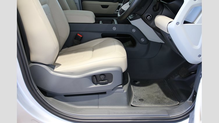 2021 認定中古車 Land Rover Defender 90 ハクバシルバー P300 AWD（AT） SE