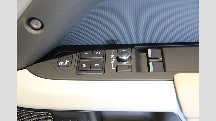 2021 認定中古車 Land Rover Defender 90 ハクバシルバー P300 AWD（AT） SE