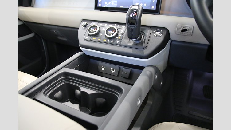 2021 認定中古車 Land Rover Defender 90 ハクバシルバー P300 AWD（AT） SE