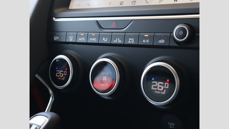 2019 認定中古車 Jaguar E-Pace ボラスコグレー D180 オートマチック全輪駆動 S