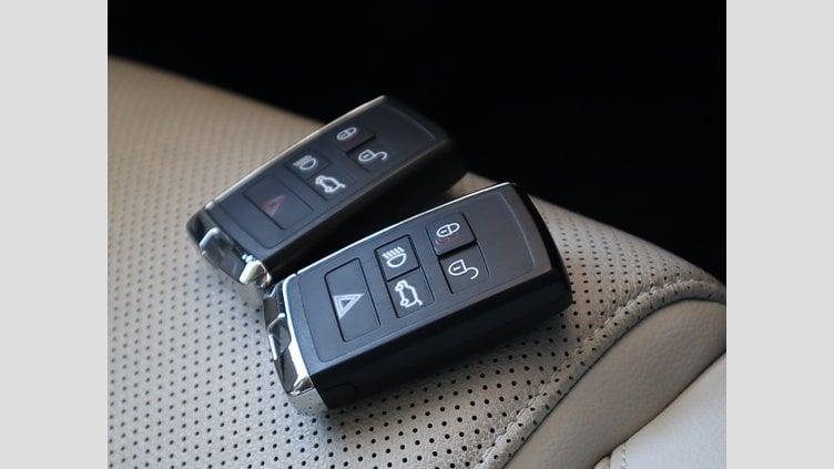 2019 認定中古車 Jaguar E-Pace ボラスコグレー D180 オートマチック全輪駆動 S