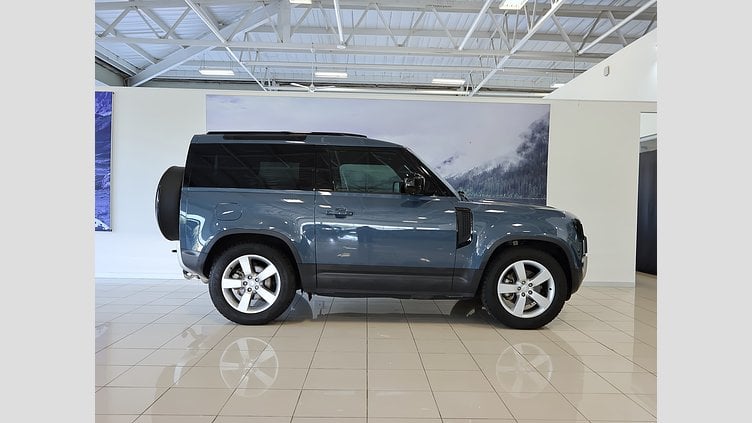 2025 New Land Rover Defender 90 Byron Blue Accompanied with the balance of the 5 year/ 100 000 km plan. FULL SERVICE HISTORY. The 2025 Defender 90 D250 S ) is the ultimate blend of rugged power and luxury. Equipped with a 183 kW, it offers impressive performance both on and off the road.  Land Rover Defender 90 D250 S