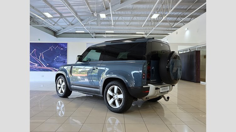 2025 New Land Rover Defender 90 Byron Blue Accompanied with the balance of the 5 year/ 100 000 km plan. FULL SERVICE HISTORY. The 2025 Defender 90 D250 S ) is the ultimate blend of rugged power and luxury. Equipped with a 183 kW, it offers impressive performance both on and off the road.  Land Rover Defender 90 D250 S