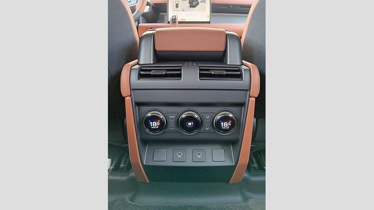 2025 SKLADOVÉ VOZIDLÁ Land Rover Defender 110 Charente Grey 4.4L 635PS P635 OCTA AWD Auto
