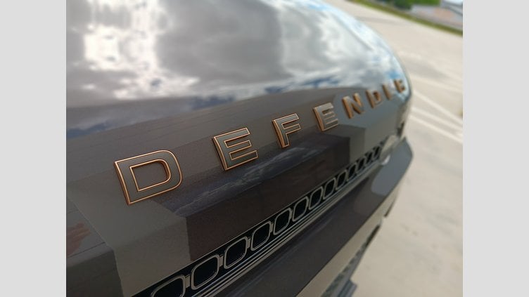 2025 SKLADOVÉ VOZIDLÁ Land Rover Defender 110 Charente Grey 4.4L 635PS P635 OCTA AWD Auto