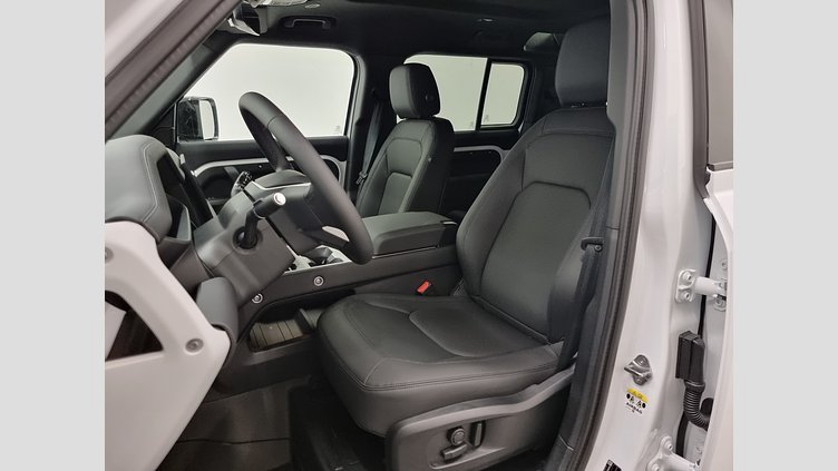 2025 Rabljena vozila Land Rover Defender 110 Fuji White D250 AWD AUTOMATIC MHEV X-DYNAMIC SE 
