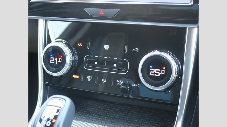 2020 認定中古車 Jaguar XE サントリーニブラック D200 AWD（オートマチック）MHEV 4 door Saloon R-DYNAMIC S