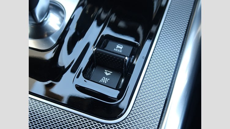 2020 認定中古車 Jaguar XE サントリーニブラック D200 AWD（オートマチック）MHEV 4 door Saloon R-DYNAMIC S