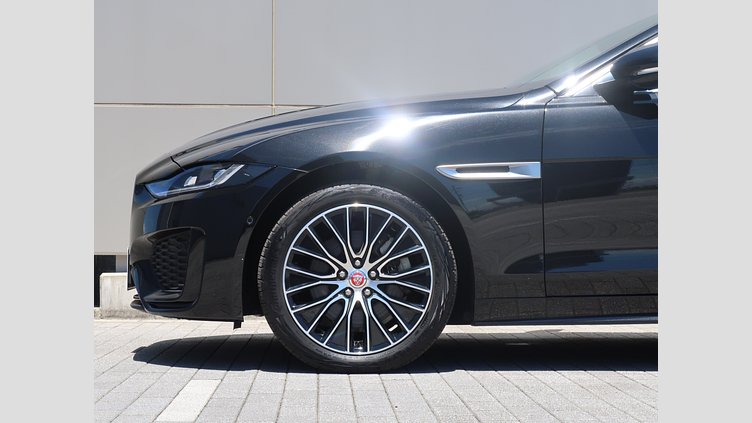 2020 認定中古車 Jaguar XE サントリーニブラック D200 AWD（オートマチック）MHEV 4 door Saloon R-DYNAMIC S