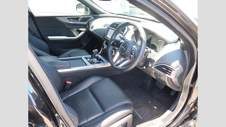 2020 認定中古車 Jaguar XE サントリーニブラック D200 AWD（オートマチック）MHEV 4 door Saloon R-DYNAMIC S