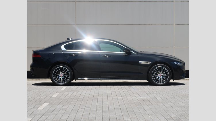 2020 認定中古車 Jaguar XE サントリーニブラック D200 AWD（オートマチック）MHEV 4 door Saloon R-DYNAMIC S