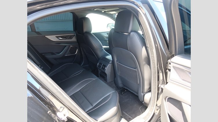 2020 認定中古車 Jaguar XE サントリーニブラック D200 AWD（オートマチック）MHEV 4 door Saloon R-DYNAMIC S