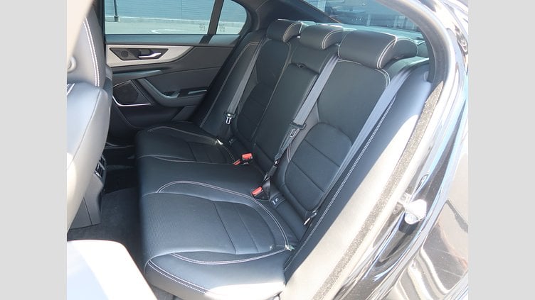 2020 認定中古車 Jaguar XE サントリーニブラック D200 AWD（オートマチック）MHEV 4 door Saloon R-DYNAMIC S
