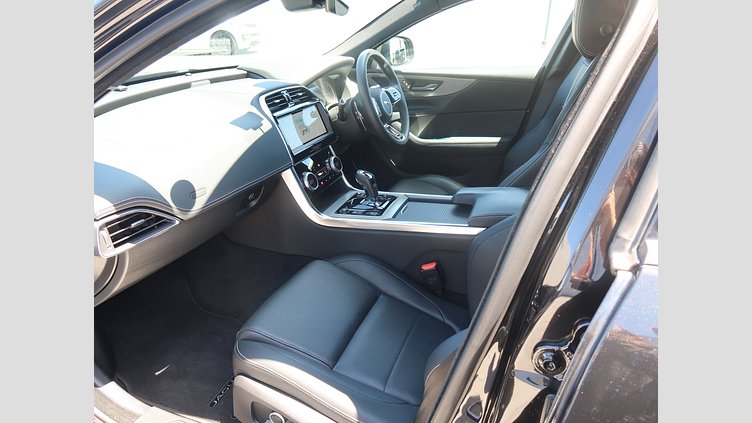 2020 認定中古車 Jaguar XE サントリーニブラック D200 AWD（オートマチック）MHEV 4 door Saloon R-DYNAMIC S
