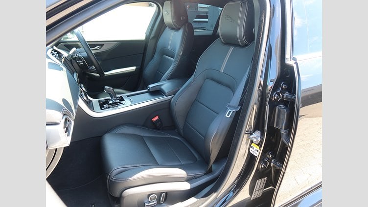 2020 認定中古車 Jaguar XE サントリーニブラック D200 AWD（オートマチック）MHEV 4 door Saloon R-DYNAMIC S
