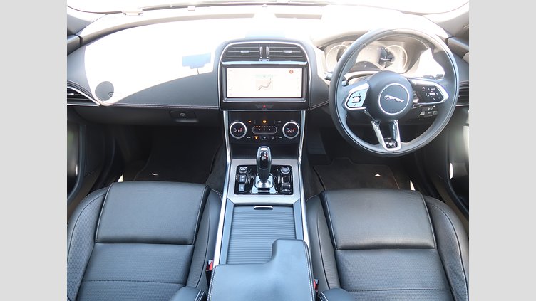 2020 認定中古車 Jaguar XE サントリーニブラック D200 AWD（オートマチック）MHEV 4 door Saloon R-DYNAMIC S