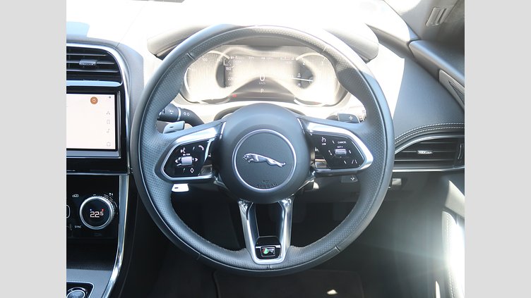 2020 認定中古車 Jaguar XE サントリーニブラック D200 AWD（オートマチック）MHEV 4 door Saloon R-DYNAMIC S