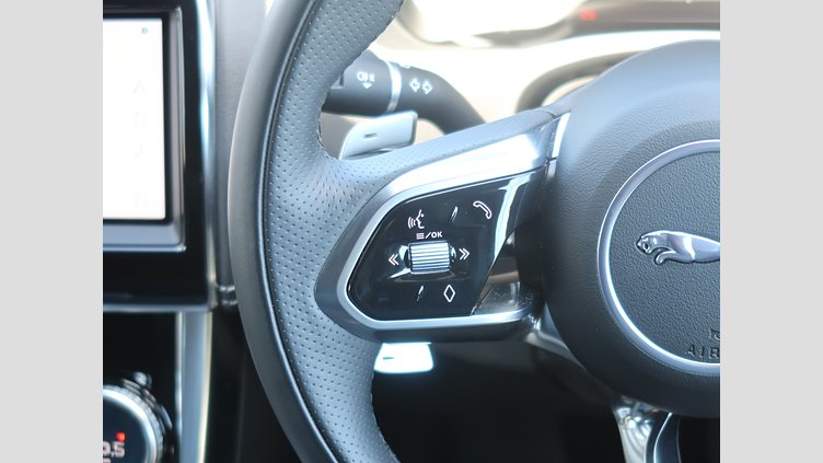 2020 認定中古車 Jaguar XE サントリーニブラック D200 AWD（オートマチック）MHEV 4 door Saloon R-DYNAMIC S