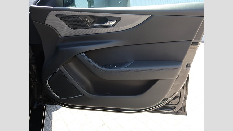 2020 認定中古車 Jaguar XE サントリーニブラック D200 AWD（オートマチック）MHEV 4 door Saloon R-DYNAMIC S