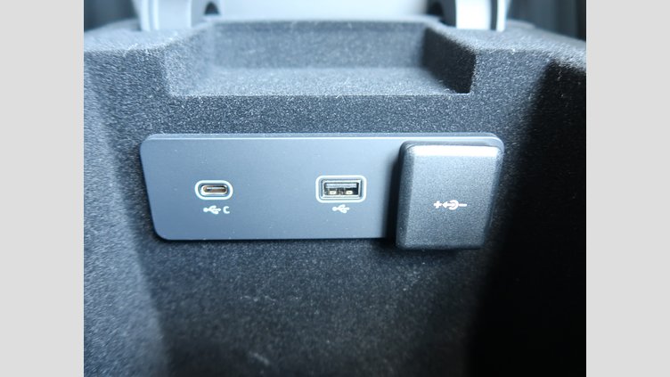 2020 認定中古車 Jaguar XE サントリーニブラック D200 AWD（オートマチック）MHEV 4 door Saloon R-DYNAMIC S