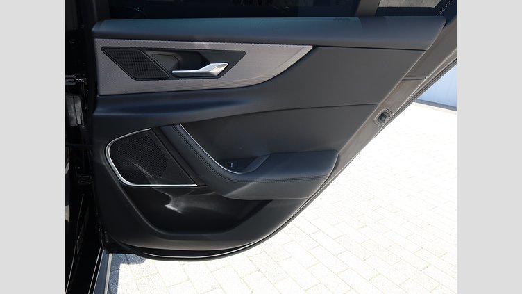 2020 認定中古車 Jaguar XE サントリーニブラック D200 AWD（オートマチック）MHEV 4 door Saloon R-DYNAMIC S